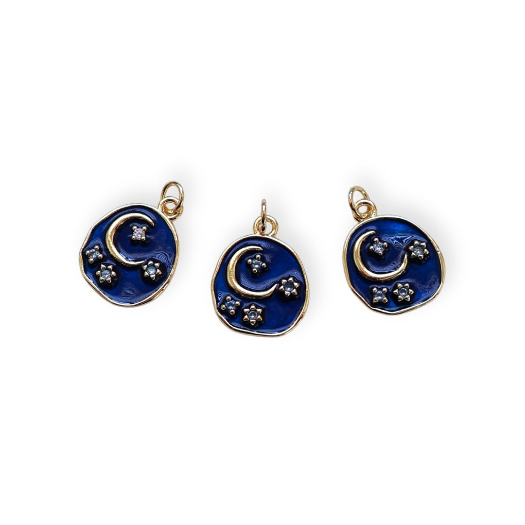 Detalles de dije circular con luna y estrellas en chapa de oro, zirconia y esmaltado