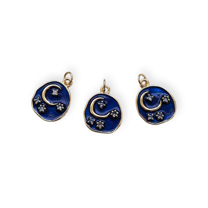 Detalles de dije circular con luna y estrellas en chapa de oro, zirconia y esmaltado