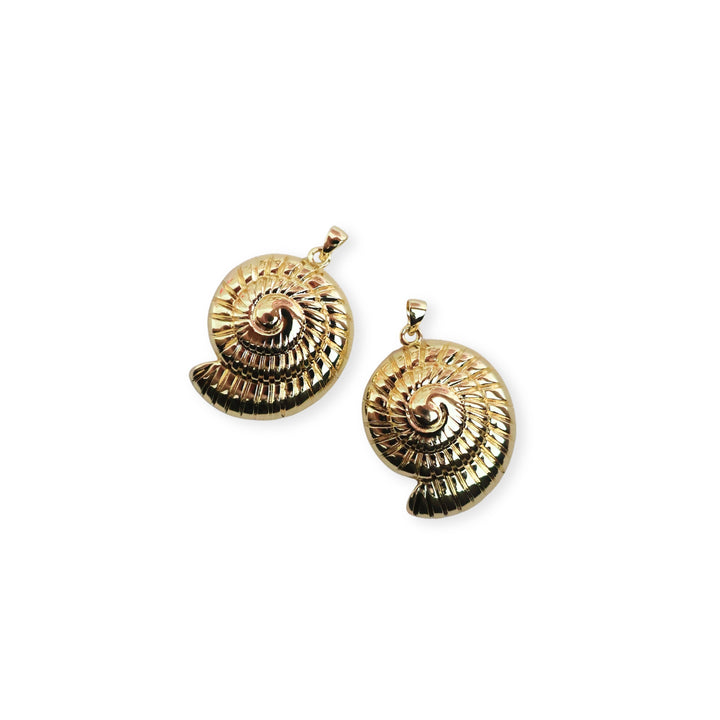 Detalles de dijes en forma de caracol de chapa de oro brillante