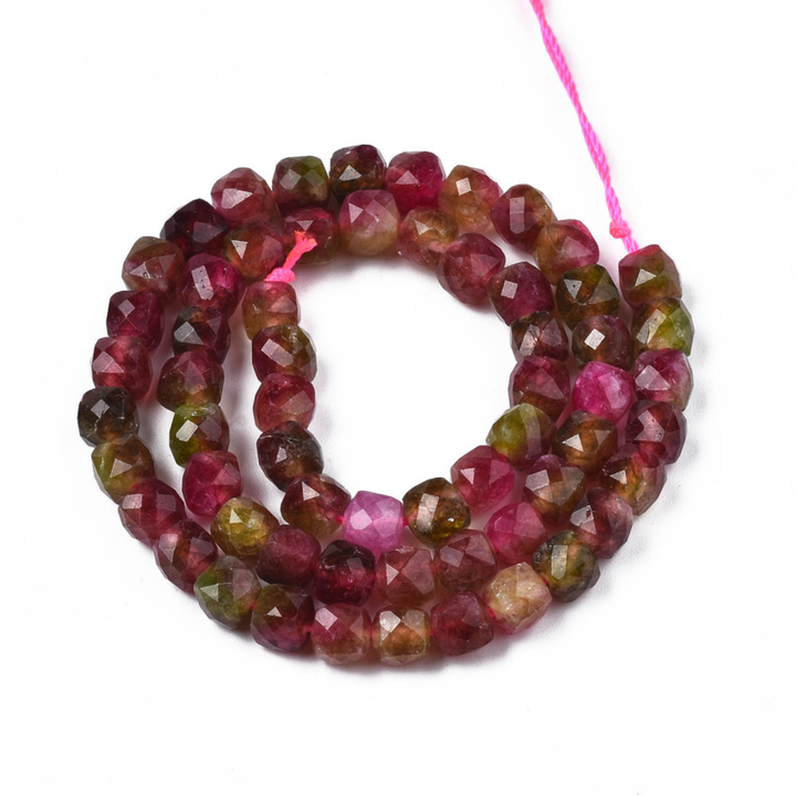 Tira de cuentas de cuarzo natural facetado en cubos para joyería