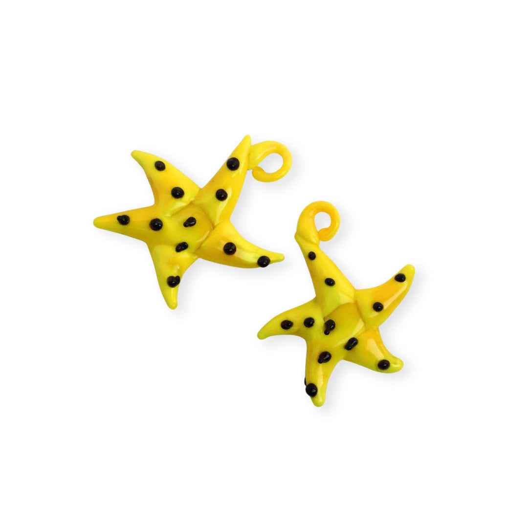 Detalles de dijes artesanales de murano amarillo en forma de estrella de mar con puntos negros