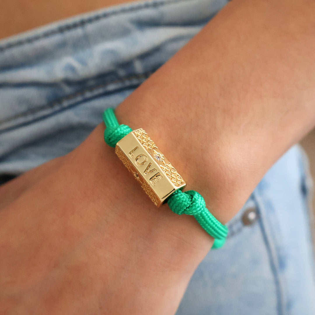 Pulsera Zirel ajustada en muñeca femenina, estilo minimalista