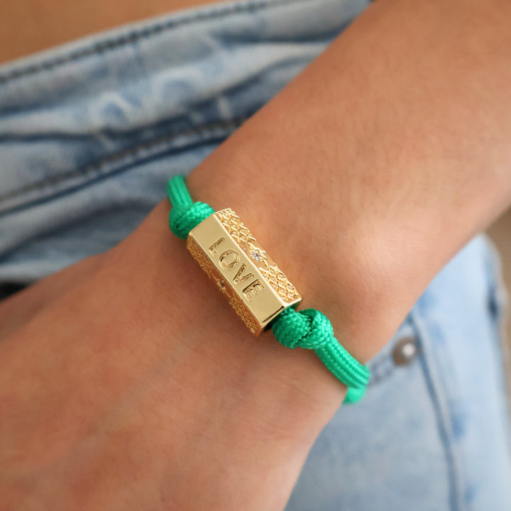 Pulsera Zirel ajustada en muñeca femenina, estilo minimalista