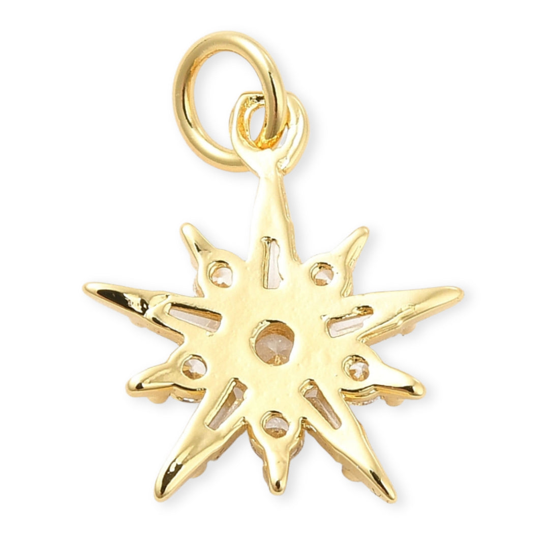 Detalles de Dije estrella dorado con zirconia en el centro sobre fondo blanco