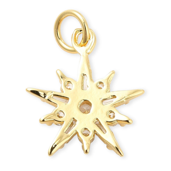 Detalles de Dije estrella dorado con zirconia en el centro sobre fondo blanco