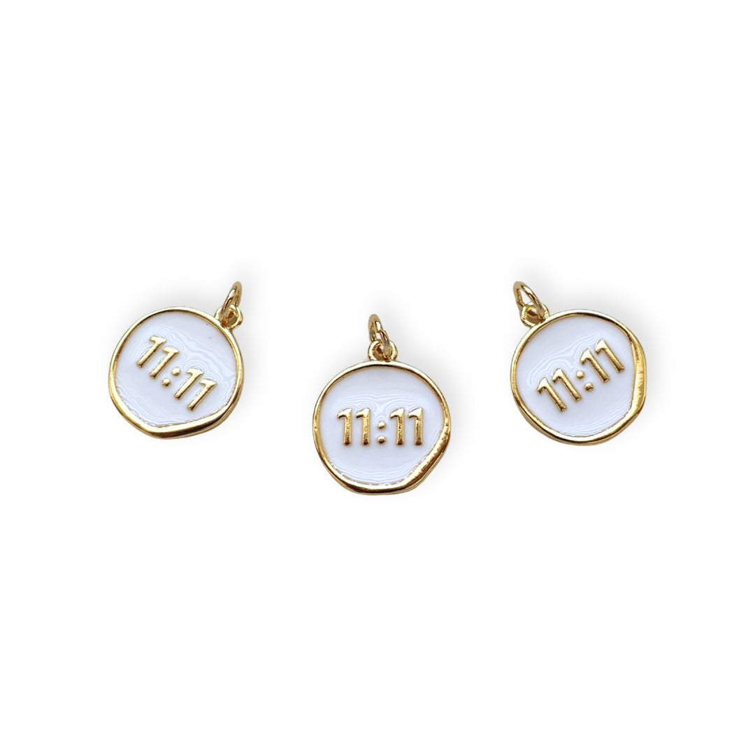Detalles de dije circular dorado con “11:11” esmaltado en blanco