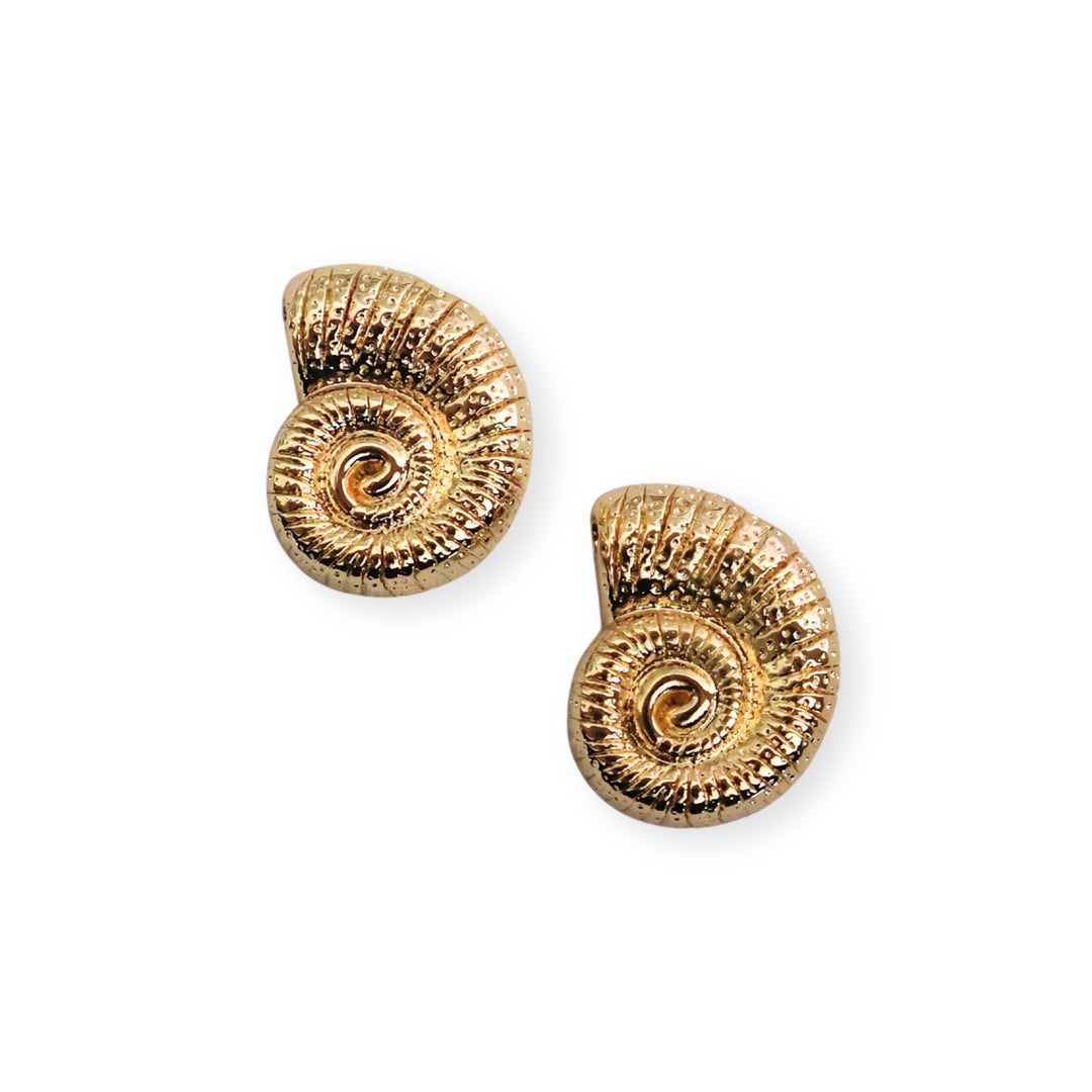 Detalles de dije caracol dorado de chapa de oro con diseño marino