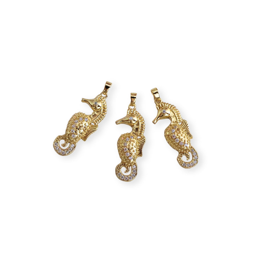 Detalles de dije en forma de caballito de mar de chapa de oro con zirconia