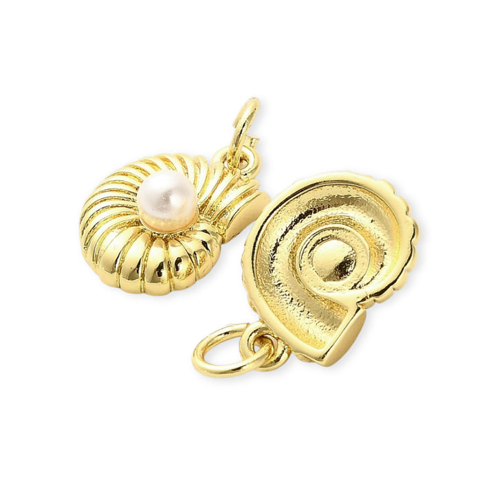 Detalles de Dije caracol dorado en chapa de oro con perla sintética en el centro