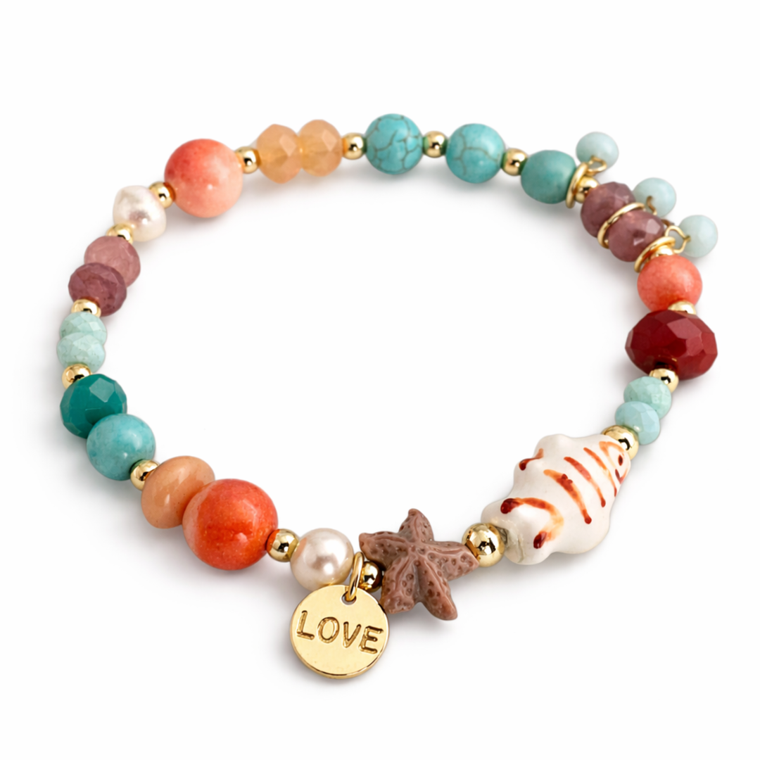 Detalles de Brazalete marino con pez de cerámica, piedras naturales, perla de río y dije Love de chapa de oro