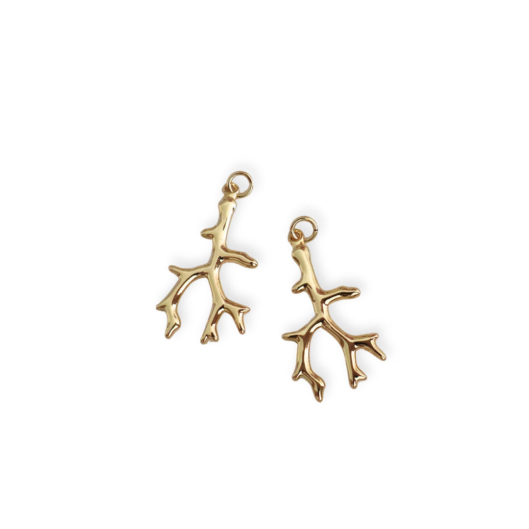 Detalles de dijes dorados en forma de coral elaborado en chapa de oro