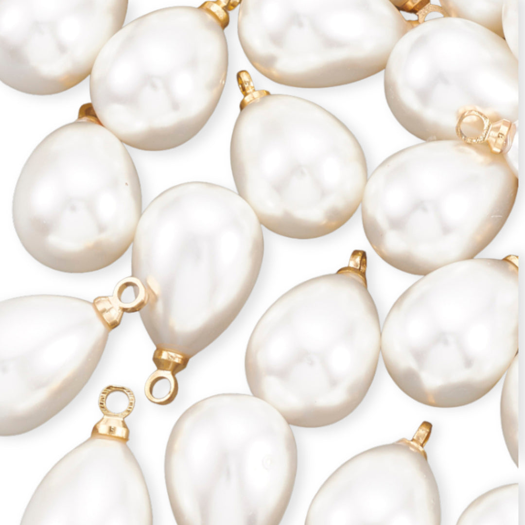 Detalles de Dije en forma de gota de perla sintética con engarce dorado