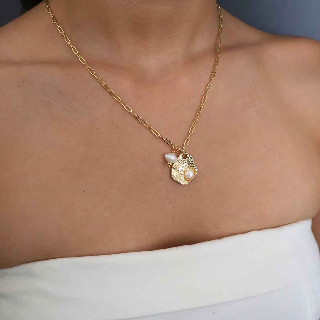 Collar Narella modelado en cuello femenino, estilo delicado y veraniego

