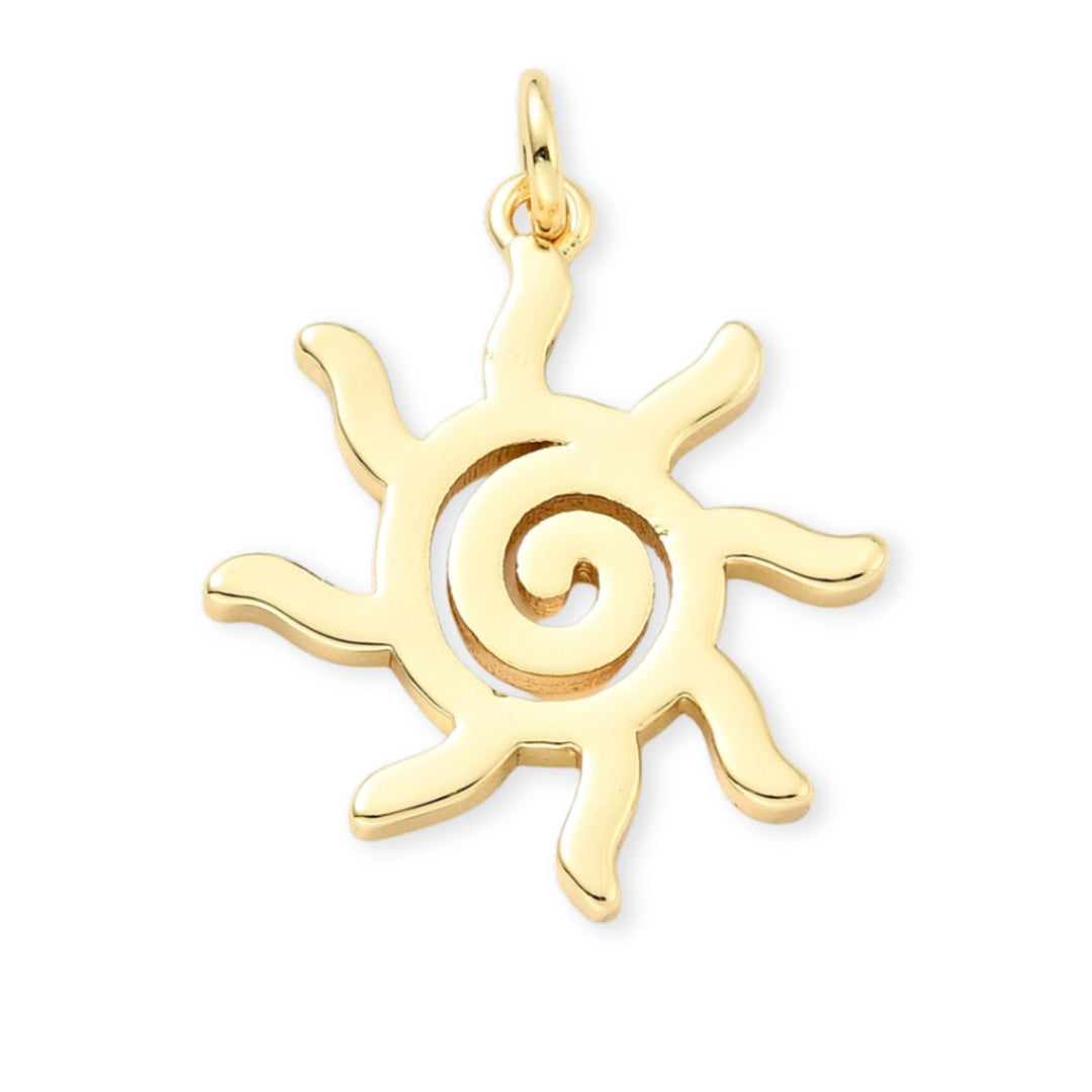 Detalles de Dije en forma de sol de chapa de oro sobre fondo blanco