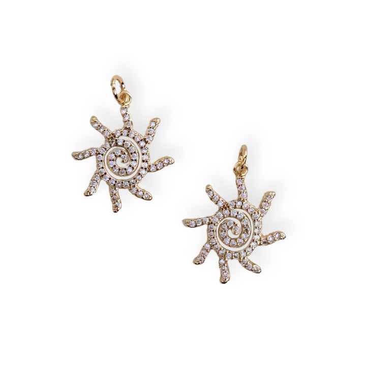 Detalles de dije sol en chapa de oro con zirconias brillantes