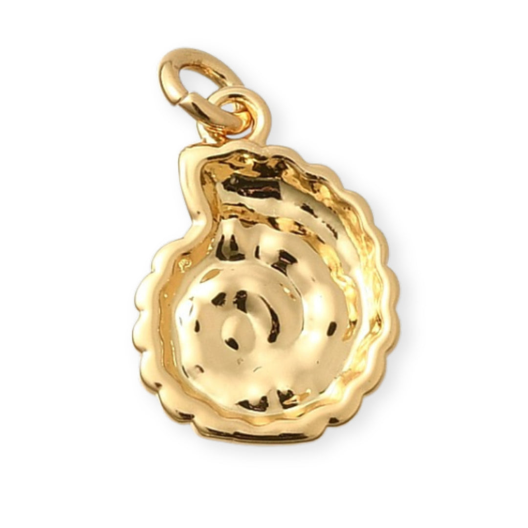 Detalles de Dije en forma de caracol de chapa de oro sobre fondo blanco