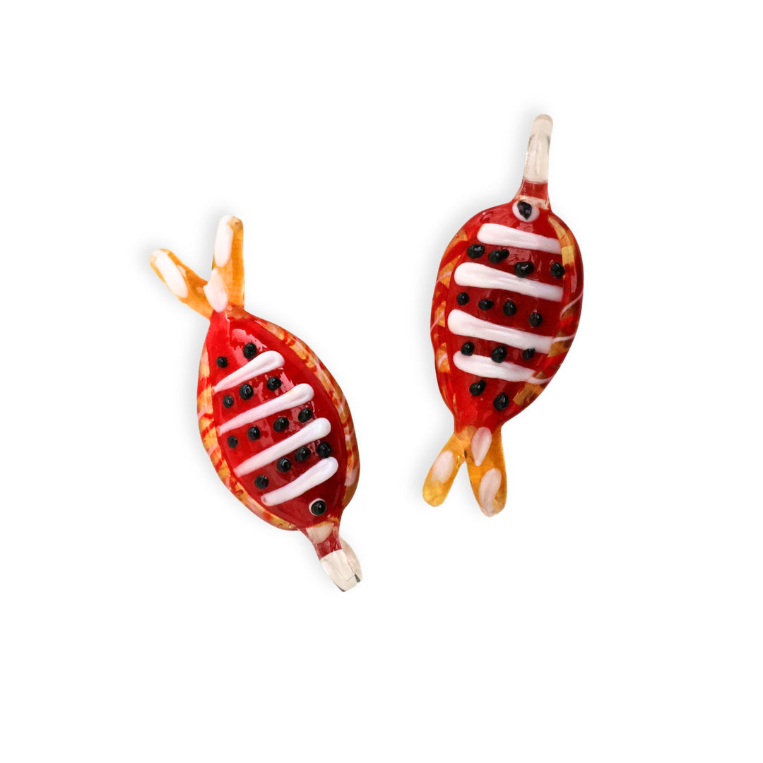 Detalles de dijes grandes de murano en forma de pez rojo con puntos negros y rayas blancas