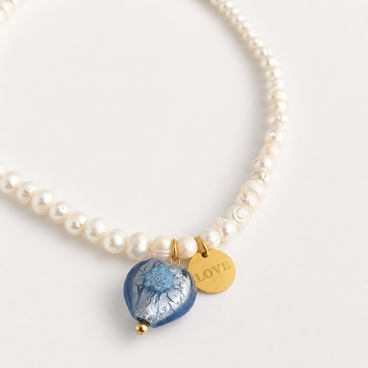 Detalles de Collar Élia de perla natural con corazón de cristal Murano y placa dorada 'Love'