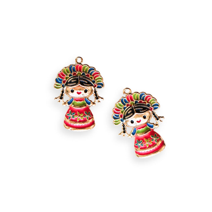Detalles de dije muñeca Lele esmaltada en colores vivos sobre chapa de oro