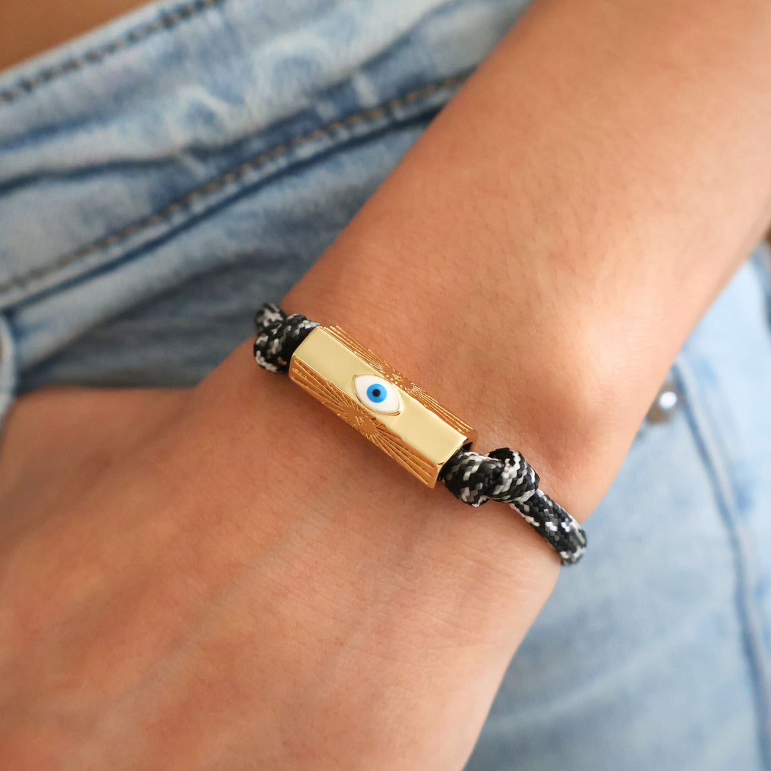 Pulsera Elvira modelada en muñeca femenina, estilo moderno y delicado