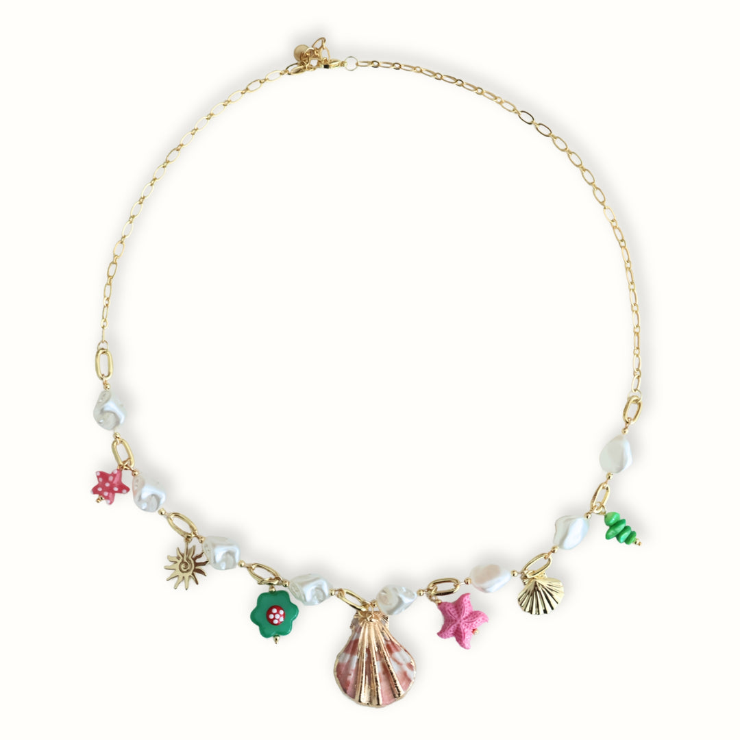 Detalle del collar Thalia con dijes rosa y verde
