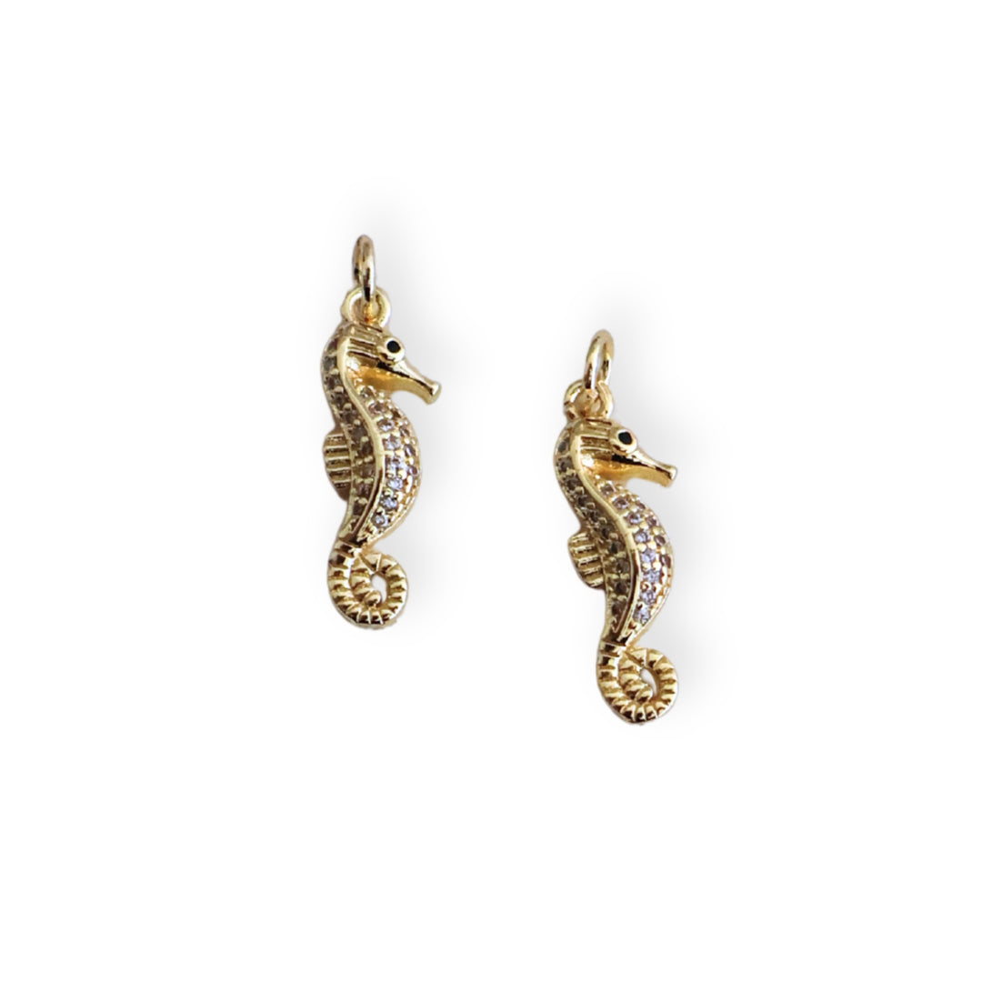 Detalles de dije caballito de mar dorado con zirconia en chapa de oro