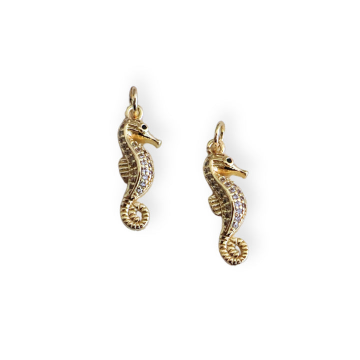 Detalles de dije caballito de mar dorado con zirconia en chapa de oro
