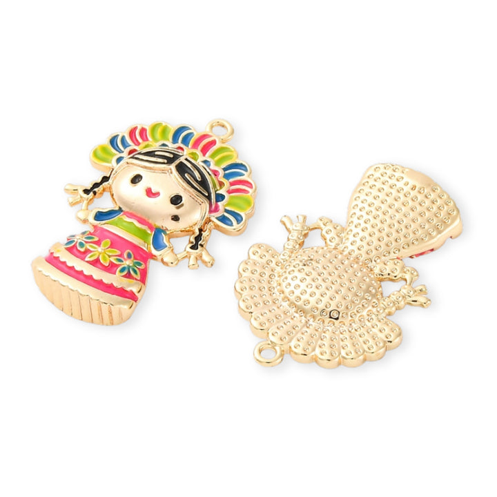 Detalles de Dije muñeca Lele esmaltada en colores vivos sobre chapa de oro