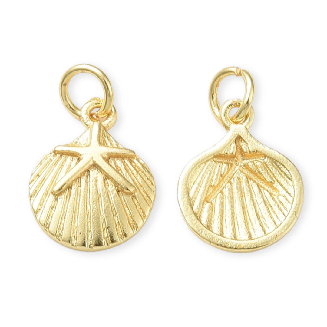 Detalles de Dije concha dorada con detalle de estrella de mar sobre fondo blanco