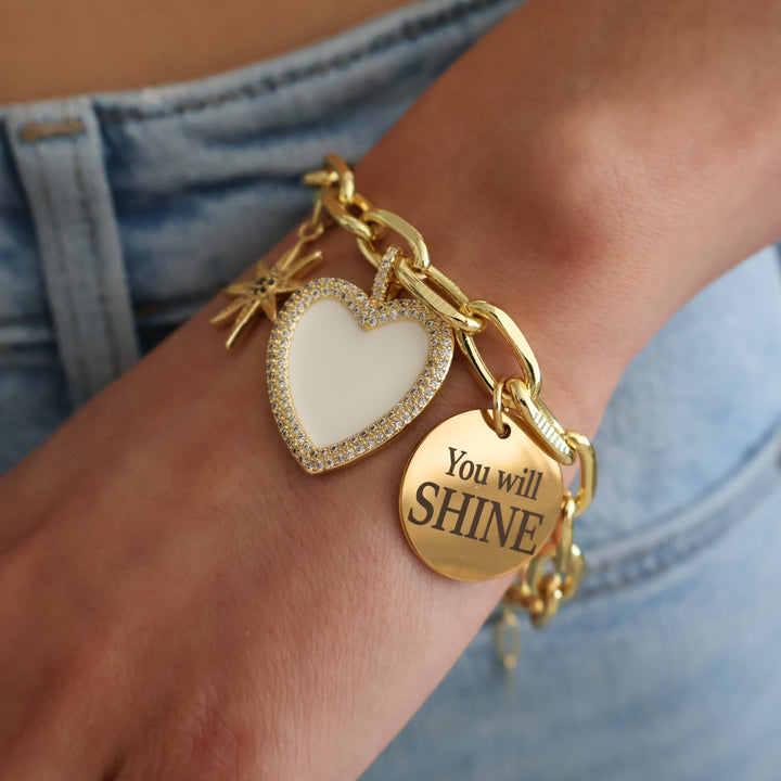 Pulsera Aureva en muñeca femenina, estilo elegante y moderno