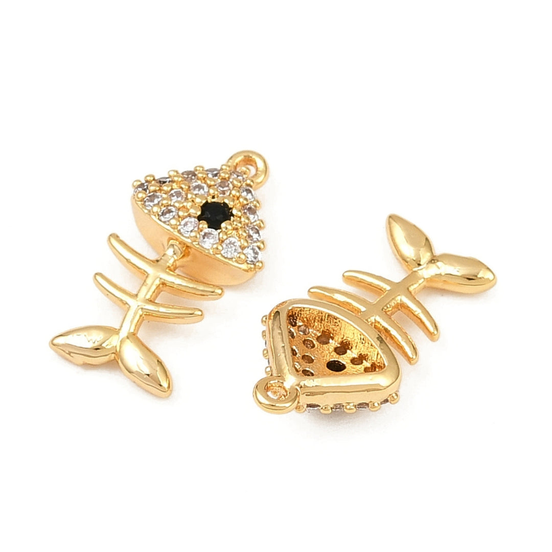 Detalles de Dije en forma de pez de chapa de oro con zirconias brillantes