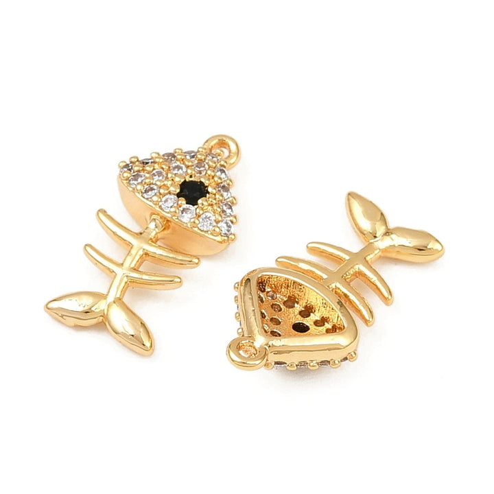 Detalles de Dije en forma de pez de chapa de oro con zirconias brillantes