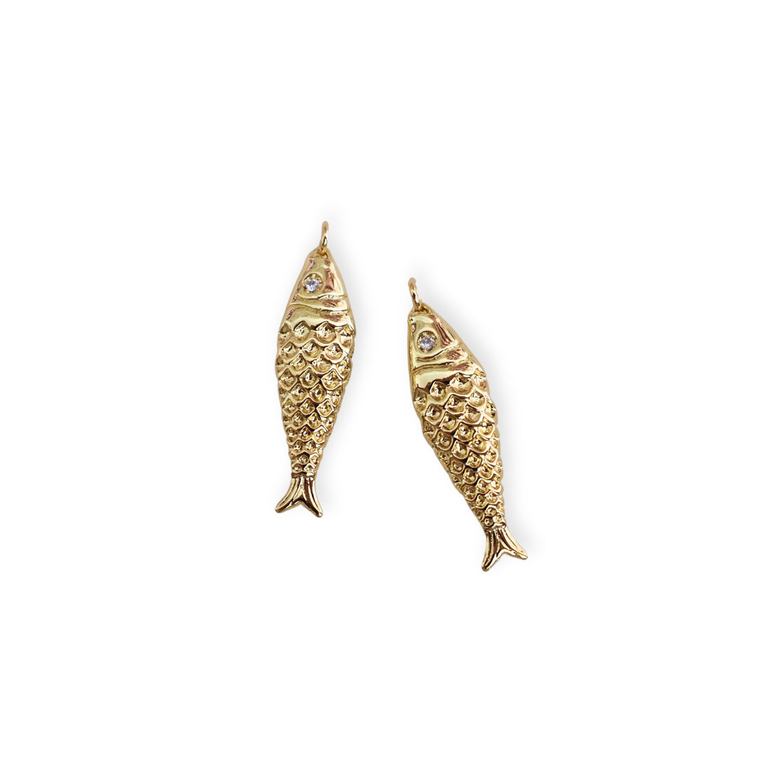 Detalles de dijes en forma de pez de chapa de oro con zirconia en el ojo