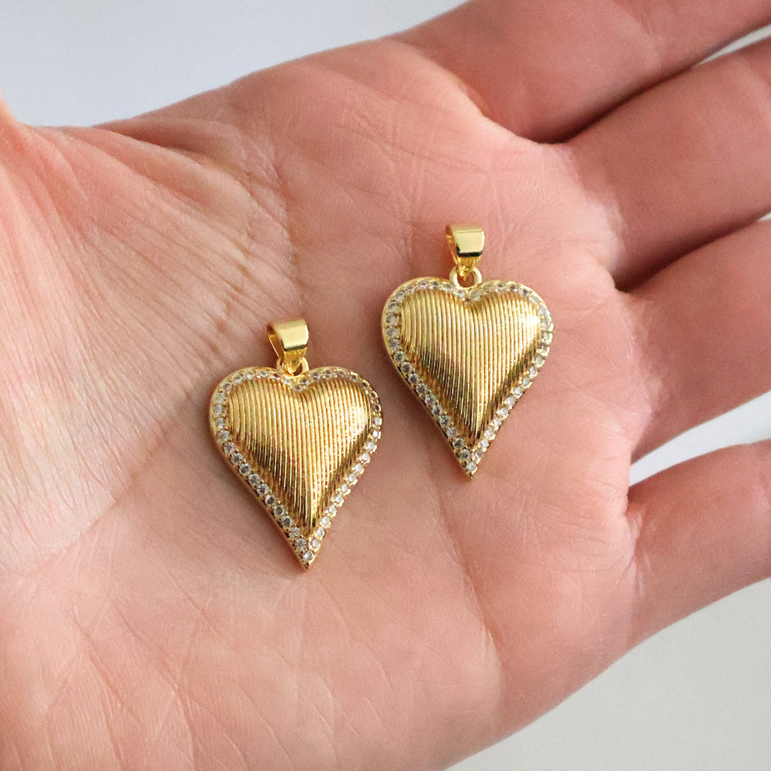 Detalles de Dije de corazón de chapa de oro con borde de zirconia