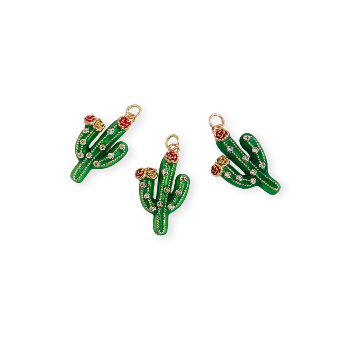 Detalle de dijes en forma de cactus verde con zirconia de chapa de oro esmaltado