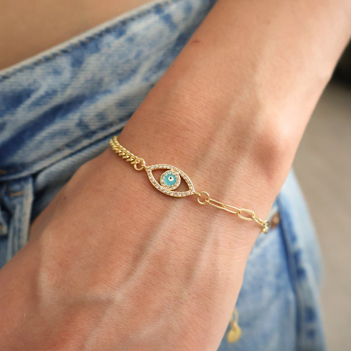 Brazalete Luriah modelado en muñeca femenina, estilo elegante y simbólico