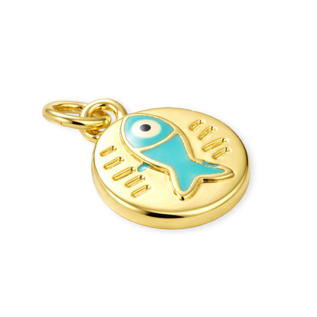 Detalles de Dije circular de chapa de oro con pescado azul esmaltado sobre fondo blanco