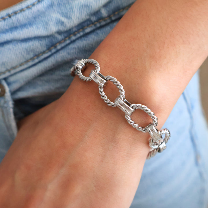 Brazalete Silvena modelado en muñeca femenina, estilo moderno y minimalista
