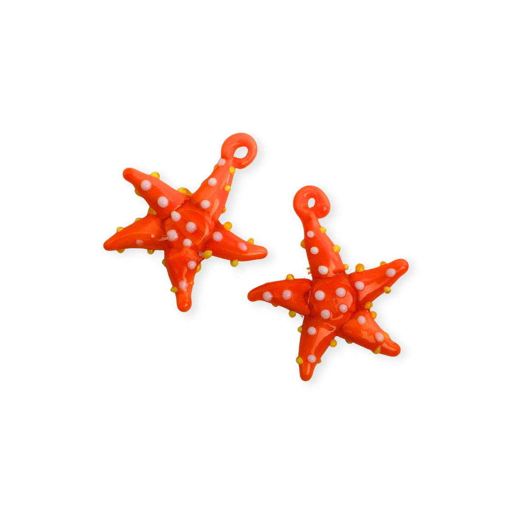 Detalles de dijes de murano naranja en forma de estrella de mar con puntos blancos y amarillos