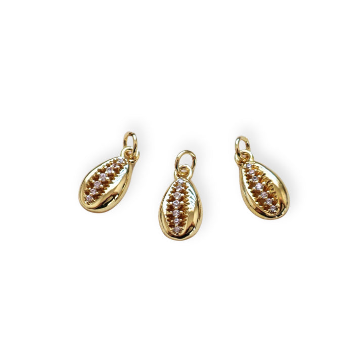 Detalles de dije caracol dorado en chapa de oro con zirconia