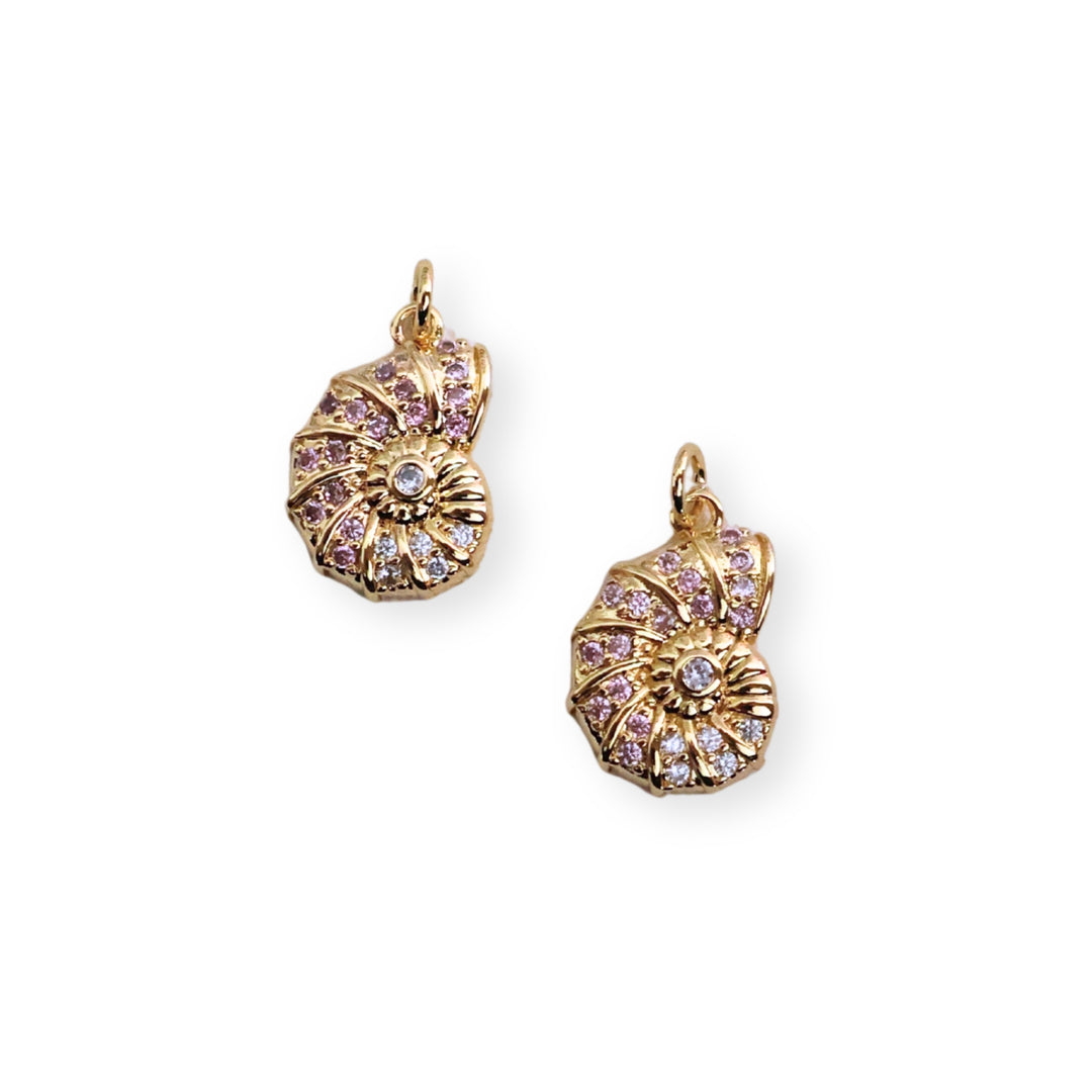 Detalles de dije caracol en chapa de oro con zirconia brillante
