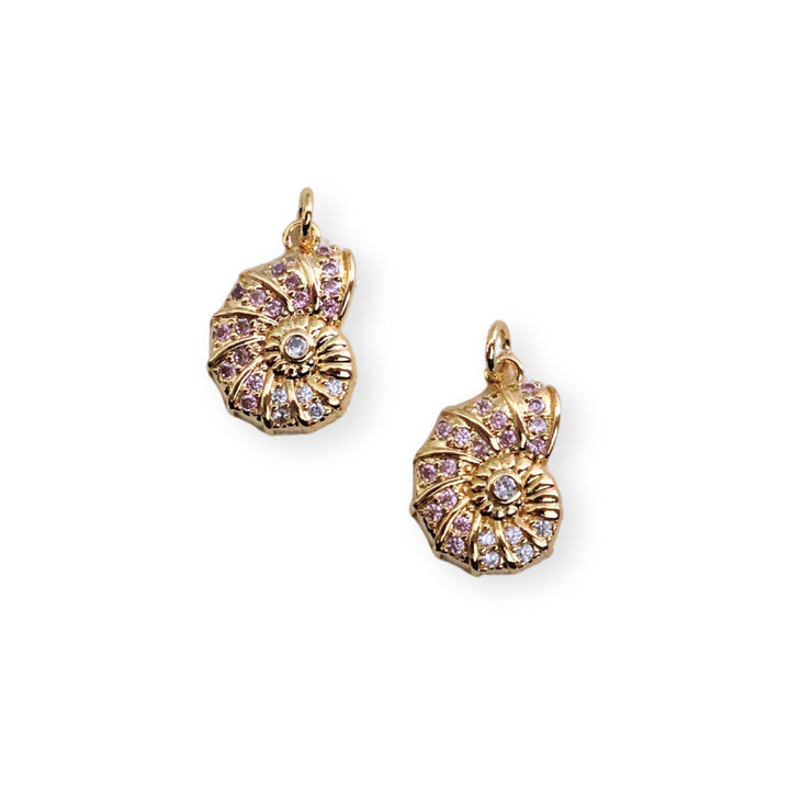 Detalles de dije caracol en chapa de oro con zirconia brillante