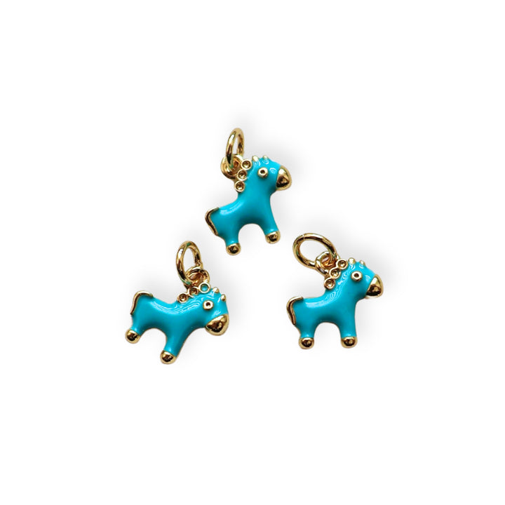 Detalles de dije caballo dorado esmaltado en colores sobre fondo blanco