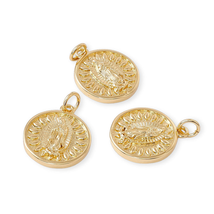Detalles de Dije circular de la Virgen de Guadalupe en chapa de oro sobre fondo blanco