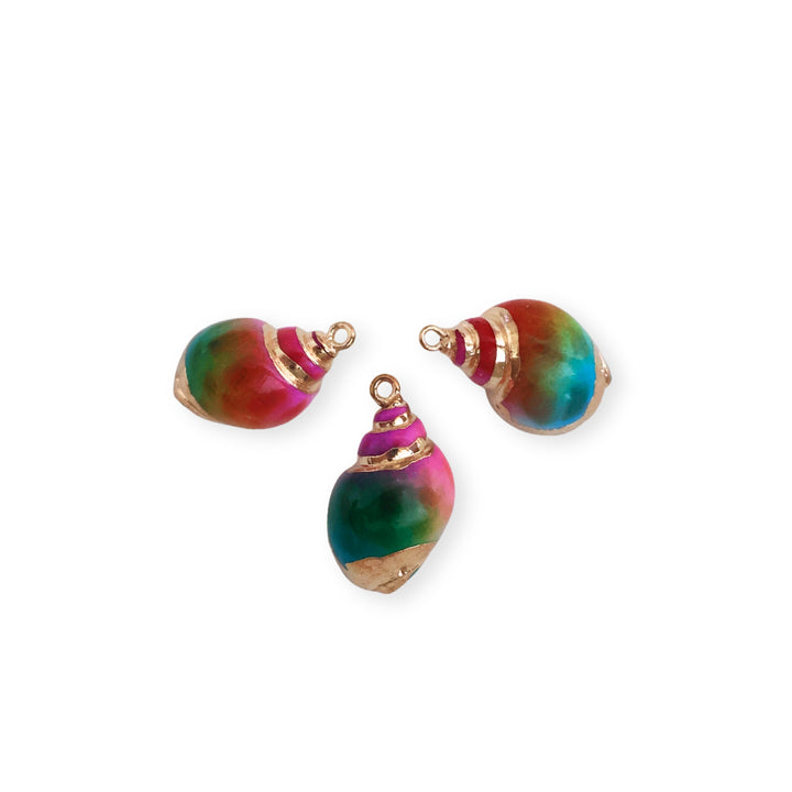 Detalles de dijes en forma de caracol elaborado con concha natural dorada