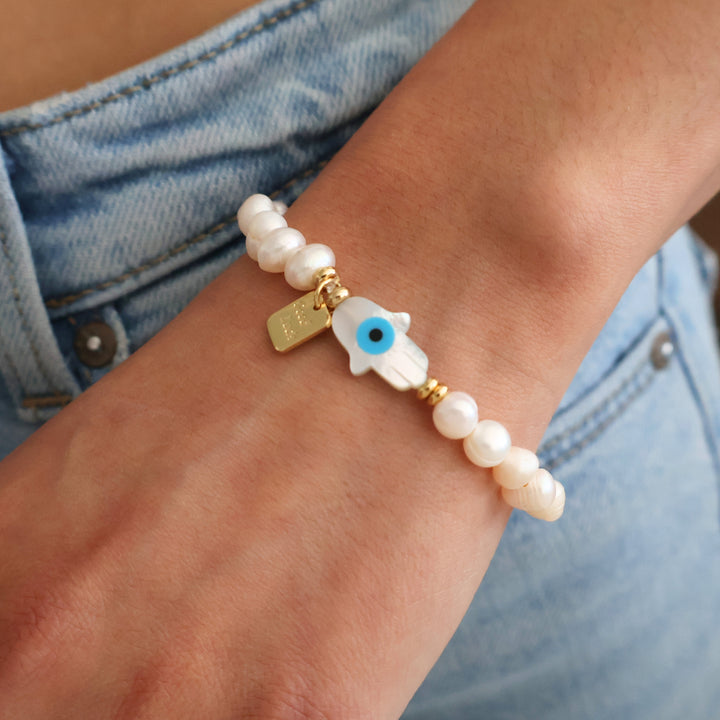 Pulsera Amirae en muñeca femenina, estilo espiritual y elegante

