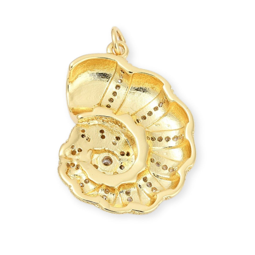 Detalles de Dije en forma de caracol de chapa de oro con zirconias decorativas alrededor