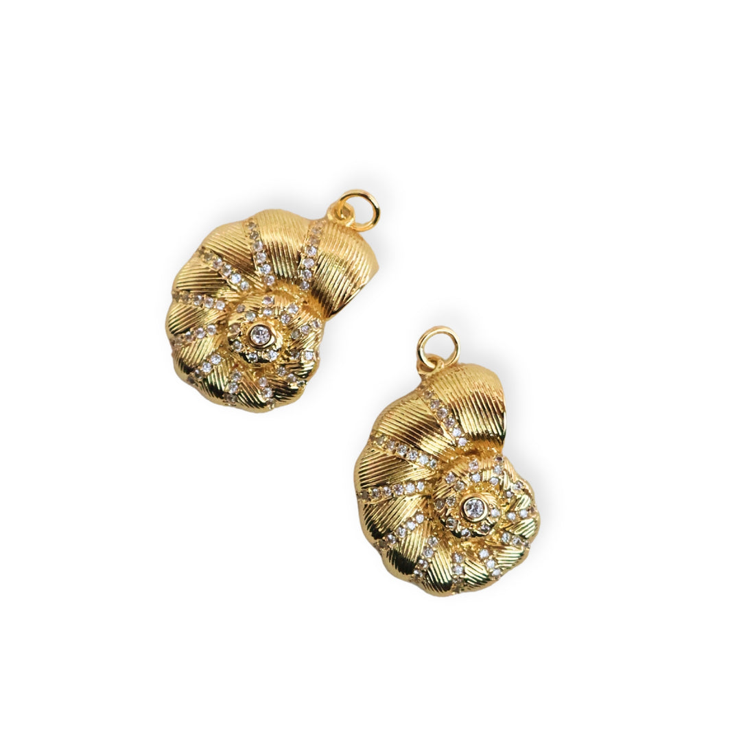 Detalles de dijes en forma de caracol de chapa de oro con zirconias decorativas alrededor