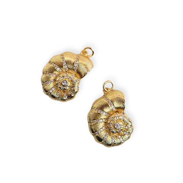 Detalles de dijes en forma de caracol de chapa de oro con zirconias decorativas alrededor