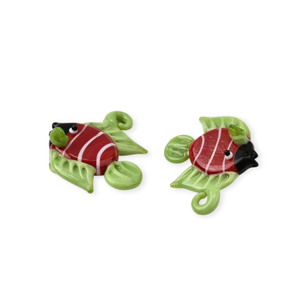 Detalles de Dije de murano con forma de pez color rojo y verde con rayas blancas